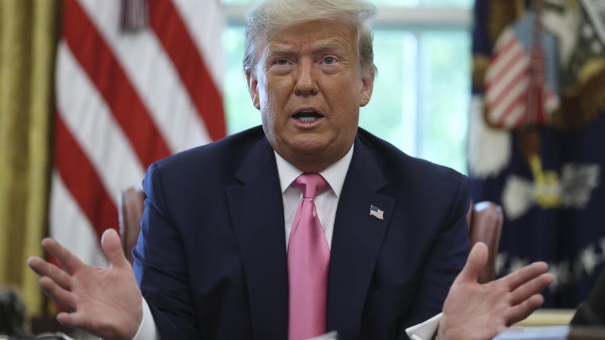 Trump dice ahora que llevar mascarillas es "patriótico"