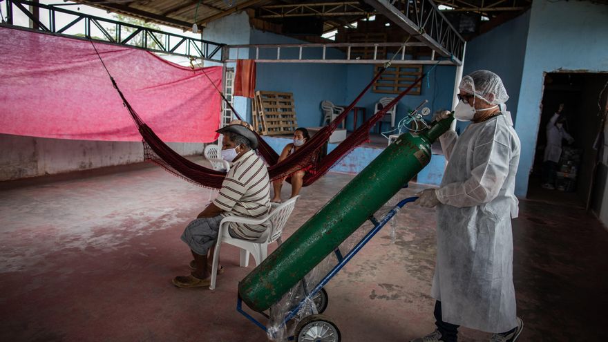 Brasil superó las 564.000 muertes por covid-19 y los 20,2 millones de contagios este martes, tras registrar en las últimas 24 horas 1.211 fallecidos y 34.885 casos confirmados, en momentos en que la pandemia empieza a ser controlada en el país, informó el Gobierno. EFE/ Raphael Alves/Archivo