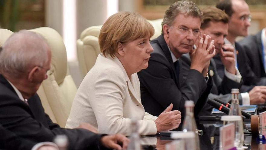 Merkel pide confianza en su política de refugiados, pese al avance del populismo