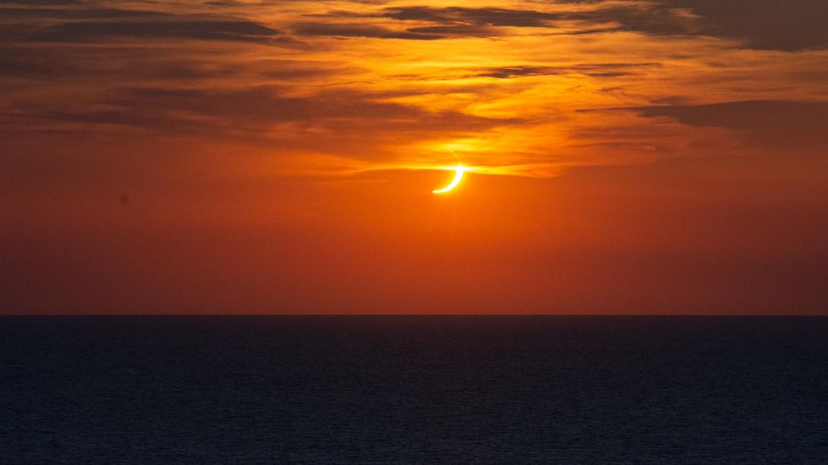 Menorca, la última parada balear del eclipse y 18.000 personas mirando al cielo desde su playa más milenaria