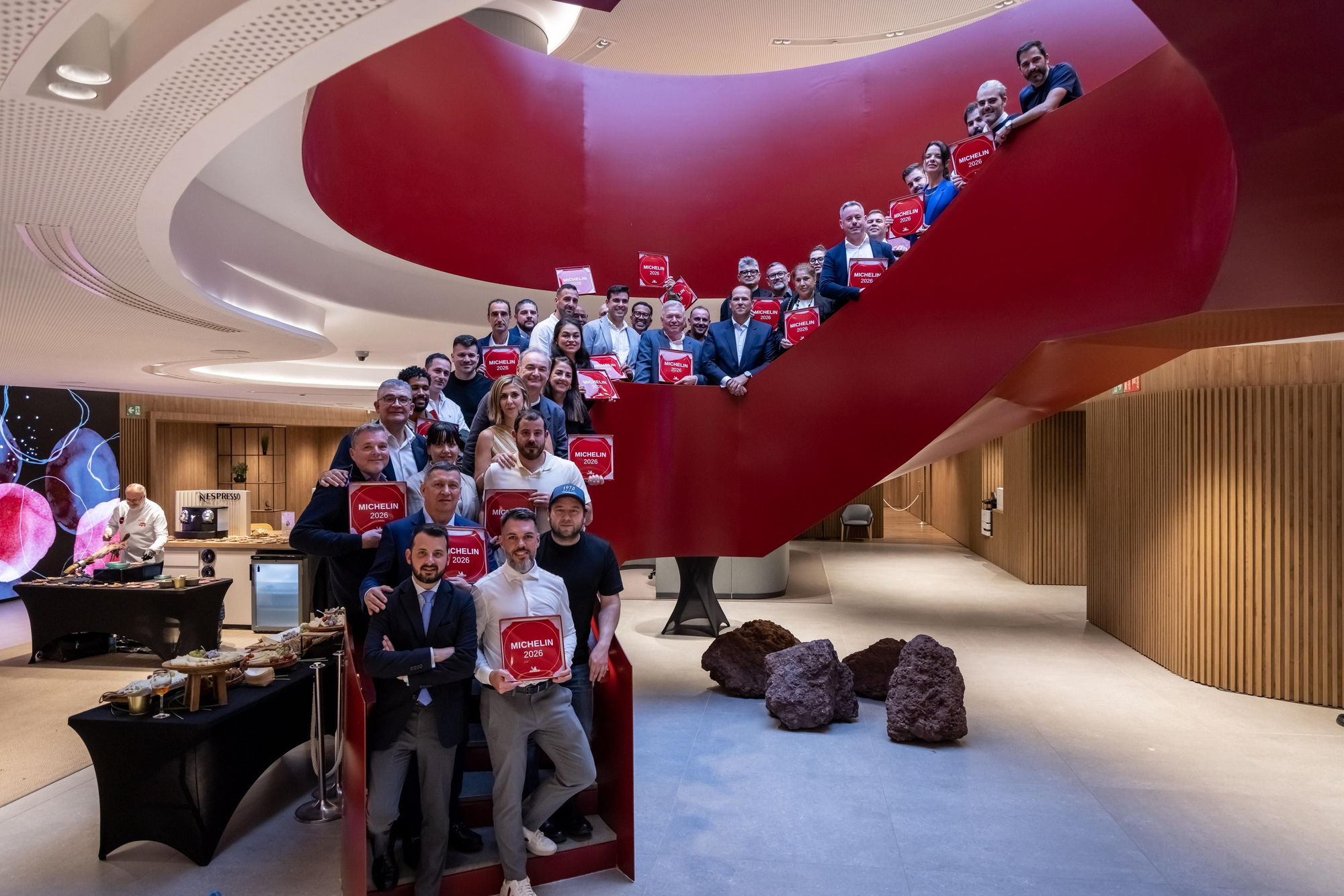 Foto de familia de la gala de entrega de las placas a los restaurantes.