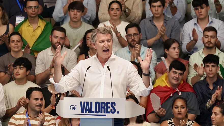 El líder del PP, Alberto Núñez Feijóo, en un acto de campaña interna ante el inminente congreso nacional, en Málaga este mes de julio.