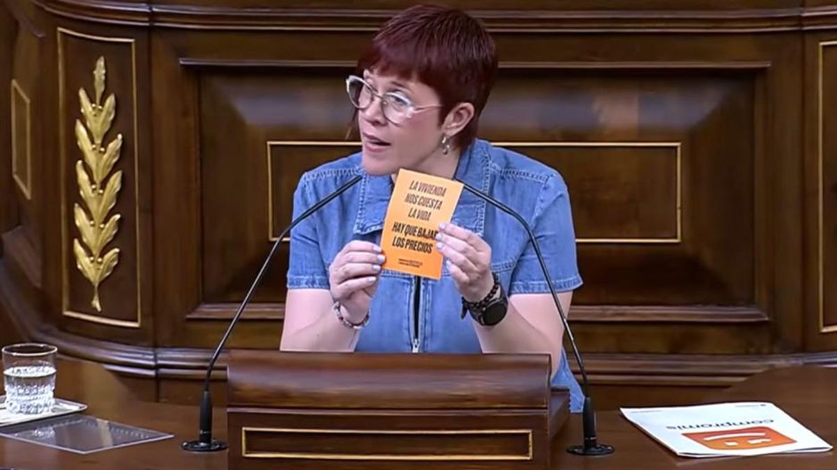 La diputada Àgueda Micó con el cartel del Sindicato de Inquilinas