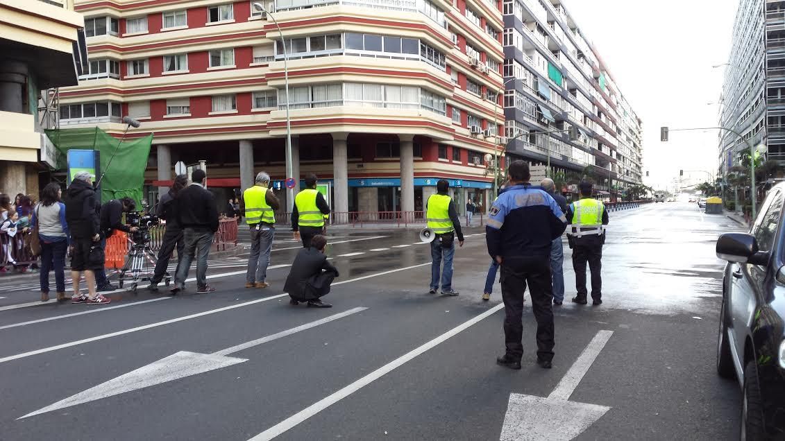 La calle Rafael Cabrera acogió este domingo el rodaje de una de las escenas de 'Cien años de perdón'