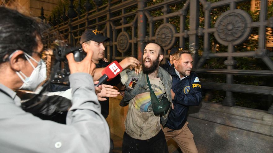 Protestas, protocolo y represión en las afueras del Congreso por la ley ómnibus: las fotos de una jornada de tensión