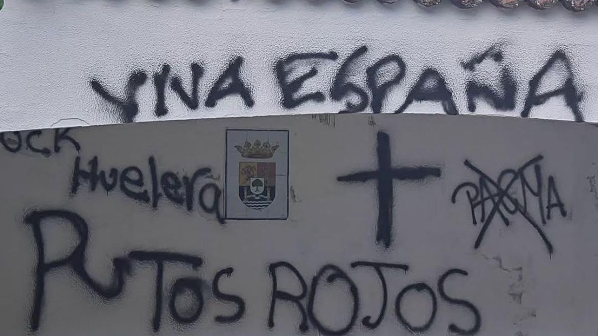 Galisteo denuncia la aparición de pintadas de odio y mensajes contra "los rojos" en una parada de autobús
