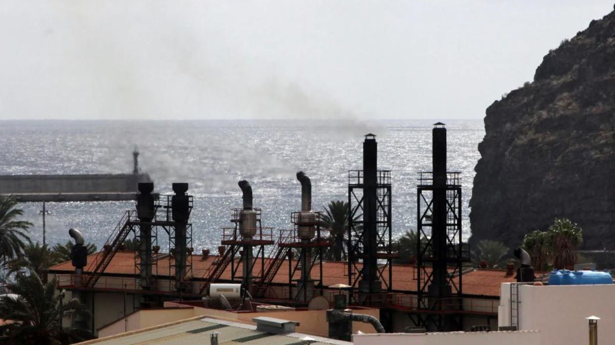 Más contaminación, ruido y riesgo de accidentes: los efectos no tan secundarios de las centrales ‘antiapagones’ canarias