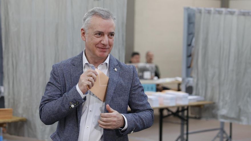 El lehendakari, Iñigo Urkullu, ejerce su derecho al voto en un colegio electoral de Durango (Vizcaya), este domingo, durante las elecciones para elegir los ayuntamientos y en las Juntas Generales del territorio.
