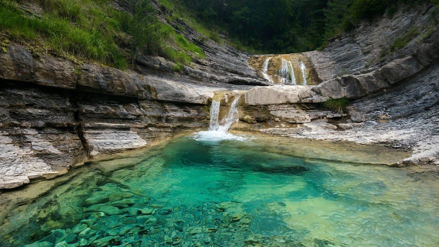 En este rincón pirenaico conocido como "Valle de los colores" encontrarás barrancos, cascadas o dólmenes