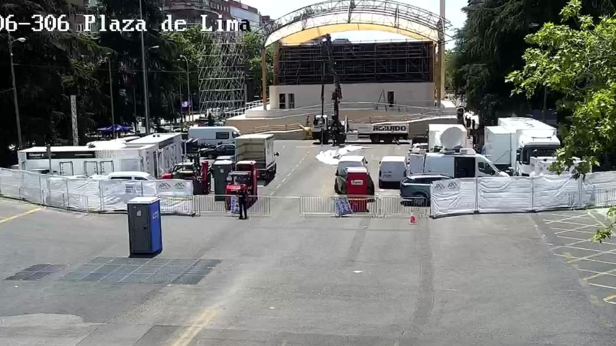 Montaje del escenario papal en la plaza de Lima