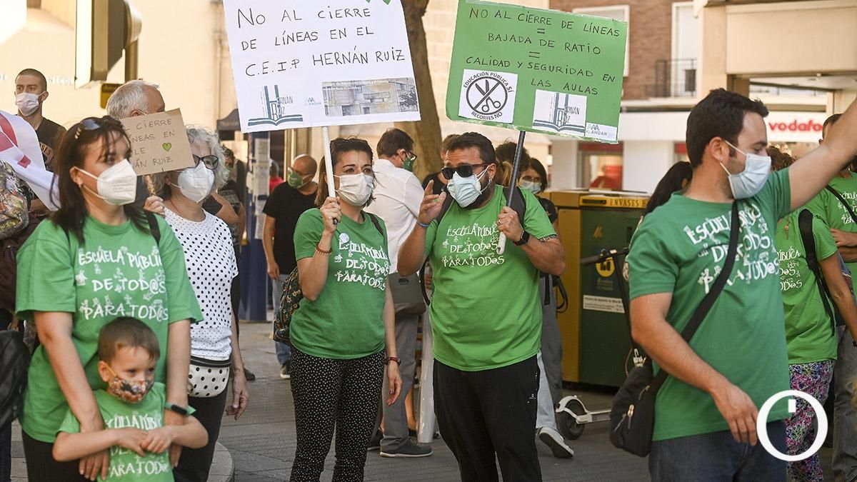 Concentración de la Marea Verde contra el cierre de aulas en la educación pública
