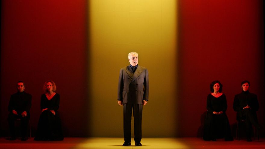 El actor Lluís Marco interpreta una escena de la obra 'Soldados de Salamina', dirigida por Joan Ollé en 2007