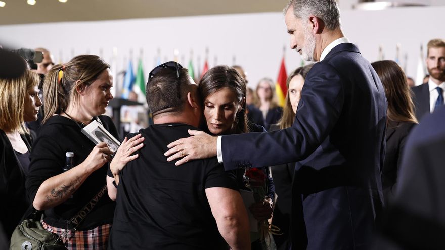 Los reyes Felipe VI (d) y Letizia (2d) junto a familiares de las 237 víctimas de la dana al término del funeral de Estado celebrado el 29 de octubre de 2025