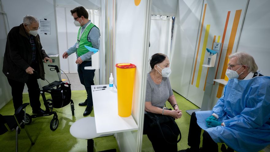 La Organización Mundial de la Salud (OMS) debatirá próximamente la cuestión del eventual uso de certificados o "pasaportes de vacunación" en viajes internacionales. EFE/EPA/KAY NIETFELD