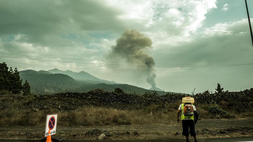 Columna de humo y cenizas del volcán en La Palma