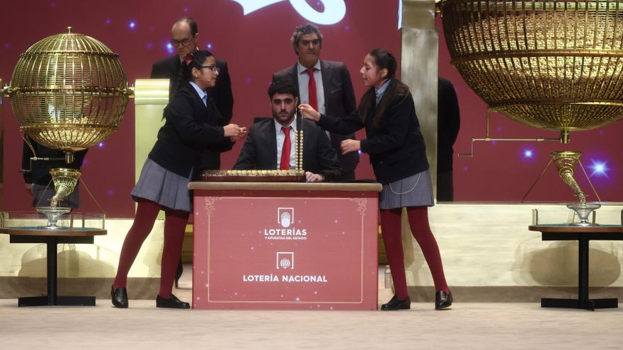 Dos niñas del Colegio de San Ildefonso.