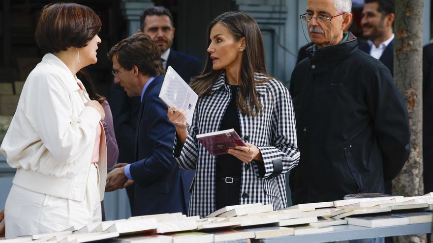 La reina visita la feria de libros de Cuesta de Moyano de Madrid en su 100 aniversario