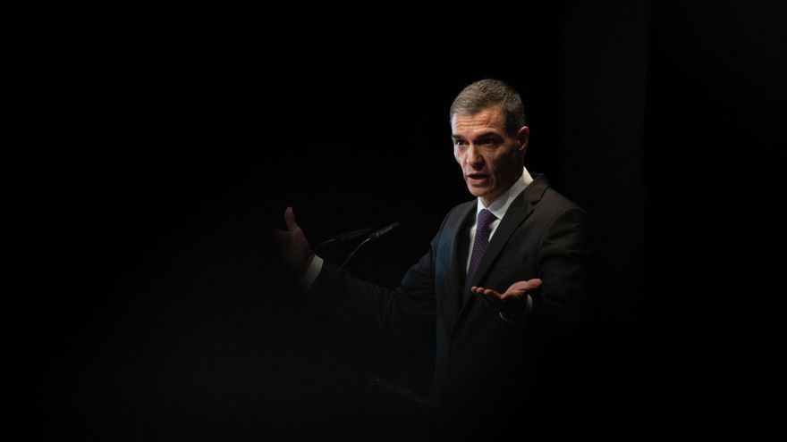 El presidente del Gobierno, Pedro Sánchez, clausura el acto de 'Avanzando en el Pacto de Estado frente a la Emergencia Climática' en el Círculo de Bellas Artes, a 17 de diciembre de 2025, en Madrid (España).