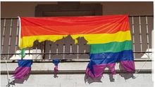 Bandera LGTBI quemada en el Ayuntamiento de Ajofrín