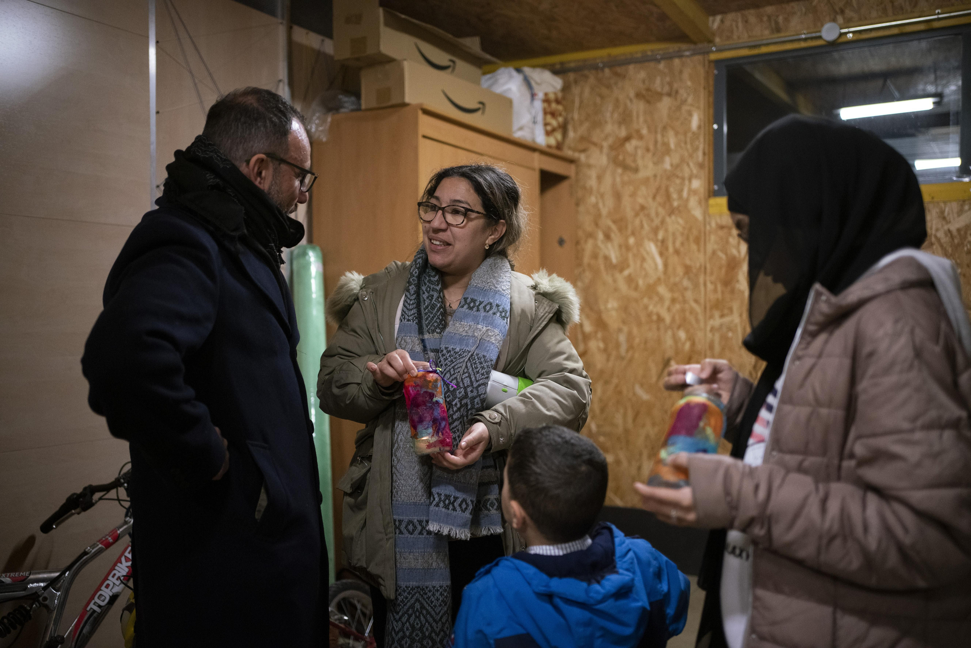 Varios vecinos de la Cañada Real hablando en el interior del centro sociocumunitario Cañada Real en el sector 5. En medio, Houda Akrikez, cabeza visible de la asociación cultural Tabadol.
