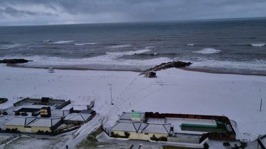 Miramar se tiñó de blanco: las impactantes imágenes de la playa cubierta de nieve