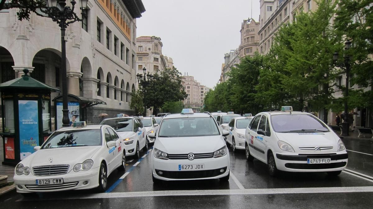 Archivo -  Taxis en Santander