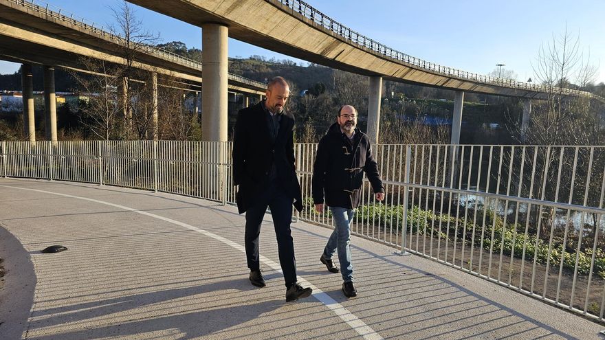 Torrelavega estrena la rampa que conecta la pasarela sobre el Saja-Besaya con el parque de Las Tablas