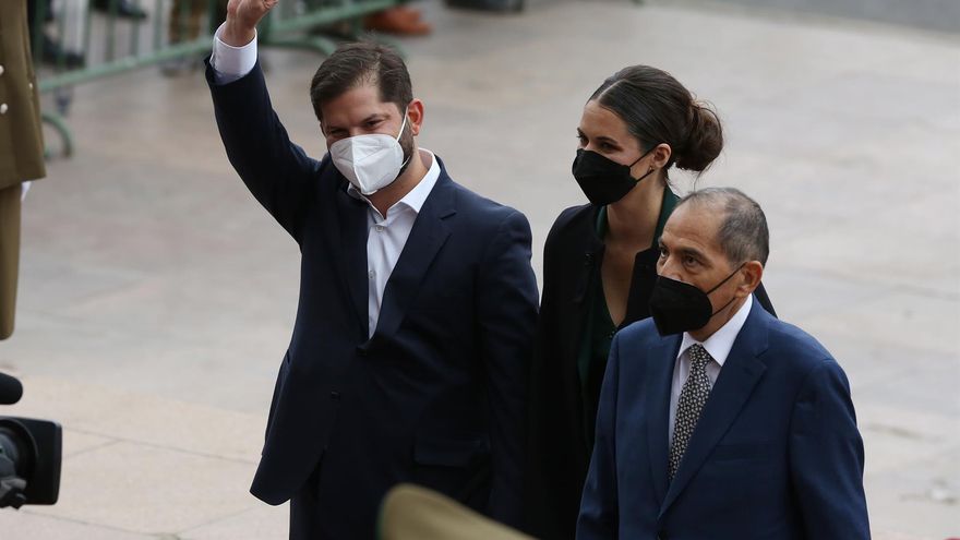 Gabriel Boric llegó junto a su pareja Irina Karamanos al Congreso Nacional para su ceremonia de investidura