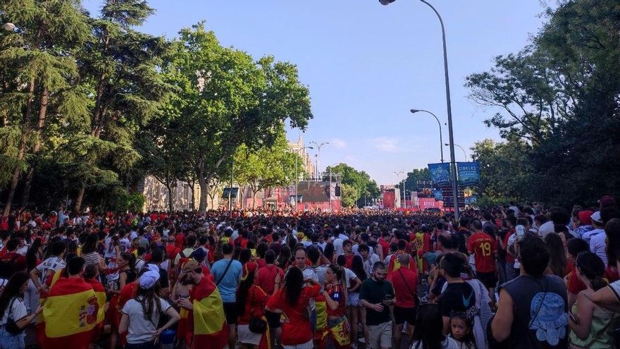 La plaza de Cibeles y aledaños, abarrotados de aficionados españoles que esperan a la selección