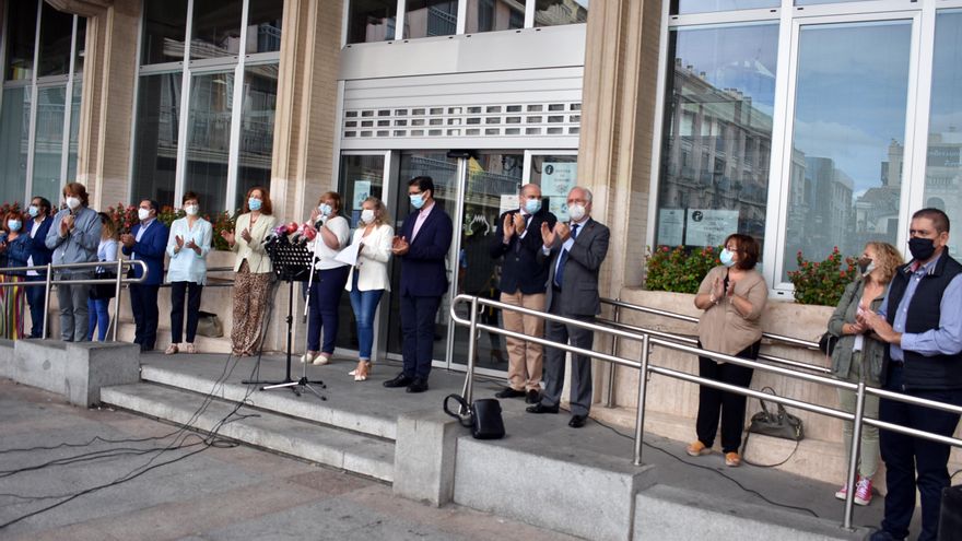 Las instituciones de Ciudad Real se sumaron a la concentración de condena por el asesinato de Nancy P. Reyes