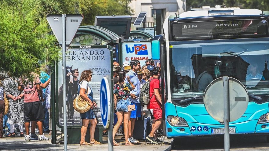 Personas subiendo a un autobús en Santander