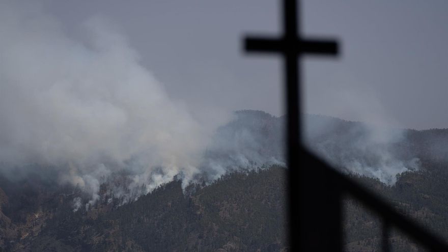 Imagen del incendio en los montes de Arico, en Tenerife