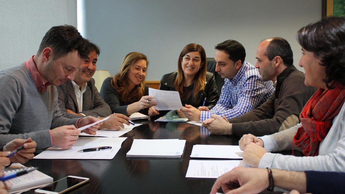 Buruaga y su equipo en la primera reunión del Comité de Dirección del PP de Cantabria.