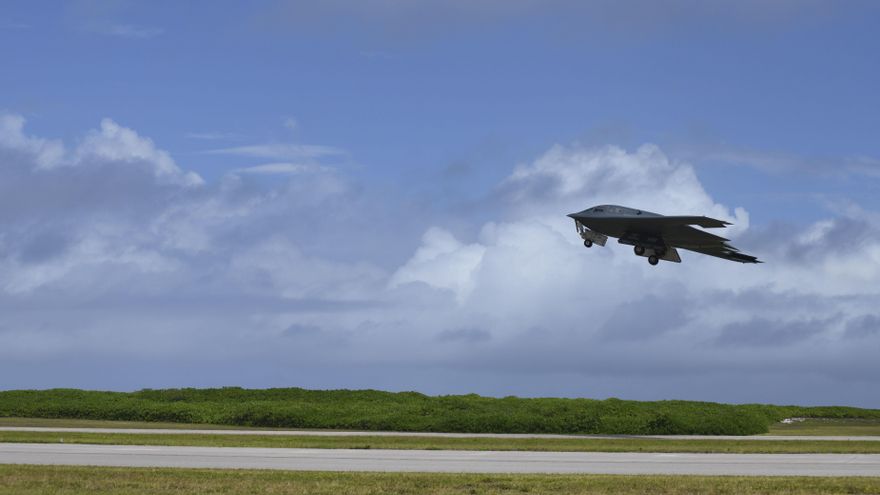 Un bombardero furtivo B-2 Spirit despega de la Base Naval de Apoyo de Diego García el 17 de agosto de 2020.