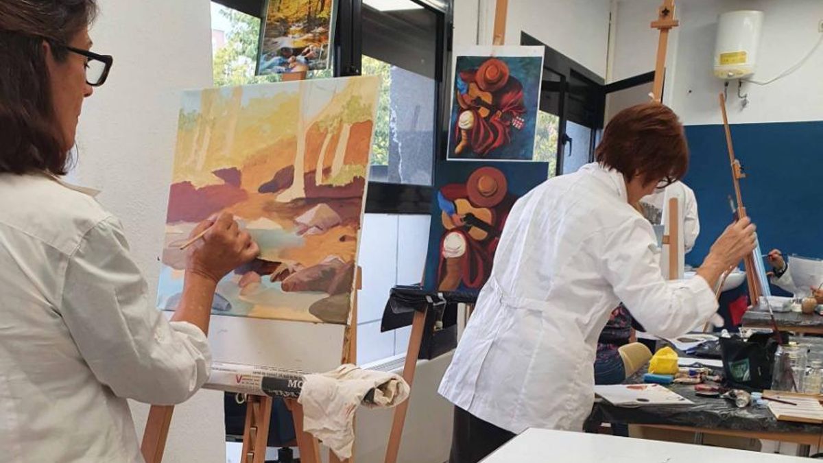 Curso de pintura en un centro cultural municipal