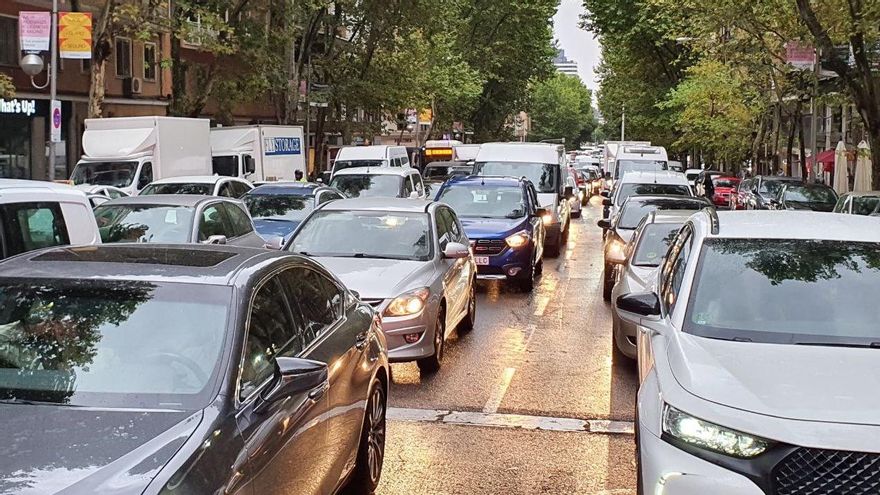 Atasco en media M-30, convertida en una ratonera para conductores con la lluvia de Danielle