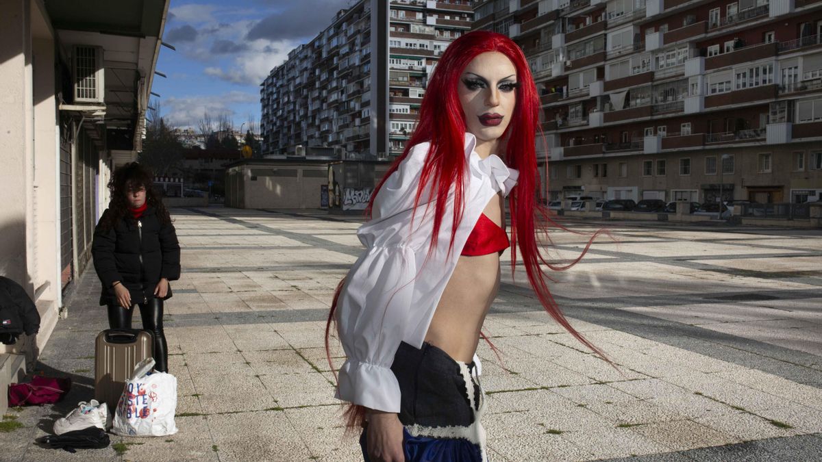 Una drag queen en Barrio de la Concepción, zona del distrito de Ciudad Lineal junto a la M-30 caracterizada por sus edificios de viviendas en colmena.