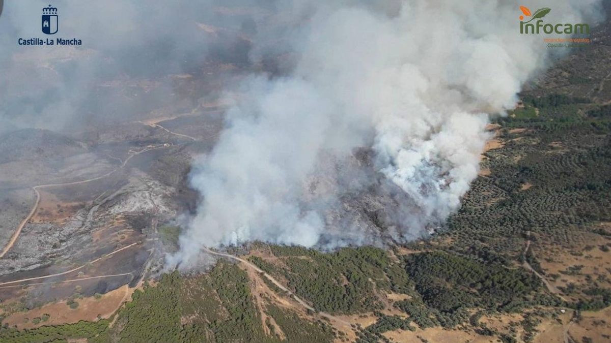 Se desata un incendio forestal en Calzada de Calatrava que obliga a confinar a la pedanía de Huertezuelas