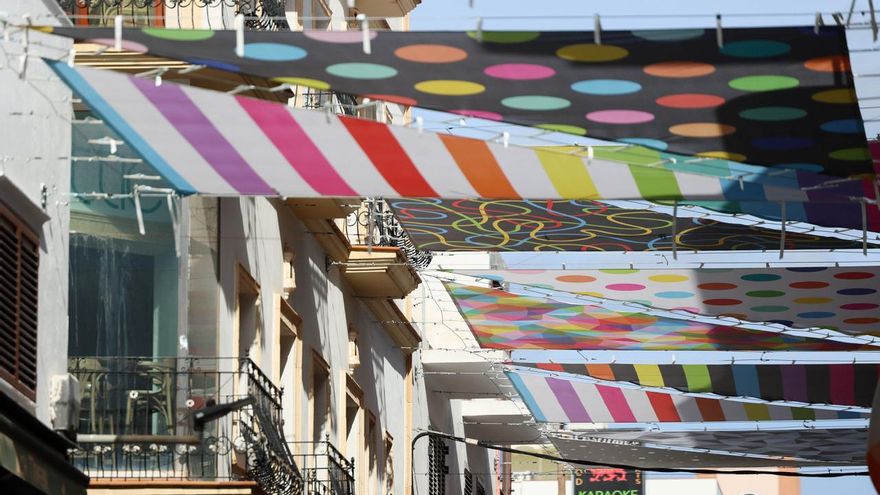 Una calle multicolor de 371.000 euros para echar a los hooligans preocupa a los vecinos de Ibiza: "Subirá el alquiler"