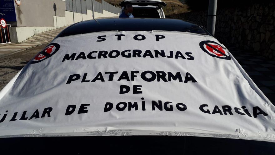 Cientos de coches toman la ciudad de Cuenca para clamar contra las macrogranjas: "Ni en tu pueblo ni en el mío”