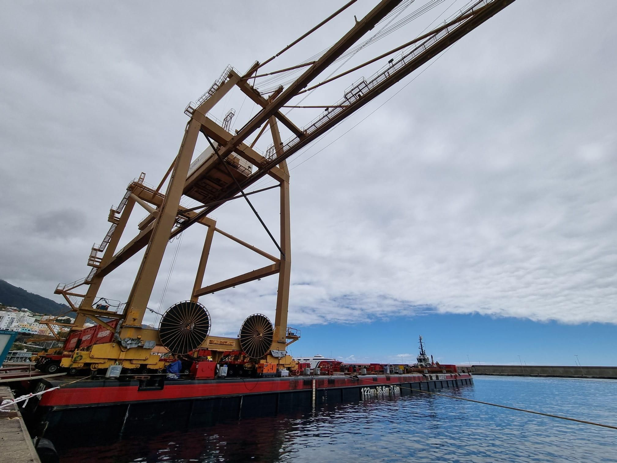 Este martes han comenzado las maniobras para la instalación de una nueva grúa en el Muelle de Contenedores o Polivalente del Puerto de Santa Cruz de La Palma.