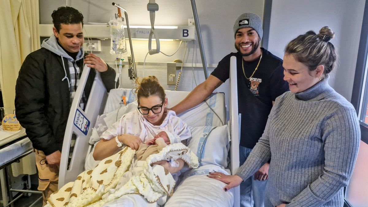 Milán Daniel, primer bebé del año en el Hospital del Bierzo, acompañado de sus padres y familiares