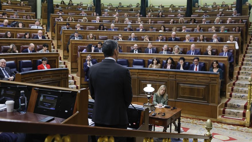 Pedro Sánchez responde al líder del PP, Alberto Núñez Feijóo, durante la sesión de control al Gobierno, este miércoles, en el Congreso de los Diputados.