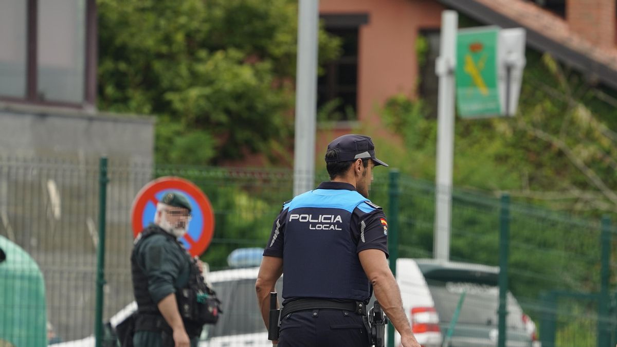 Presencia policial en las inmediaciones del Cuartel de la Guardia Civil de Llanes, este miércoles.