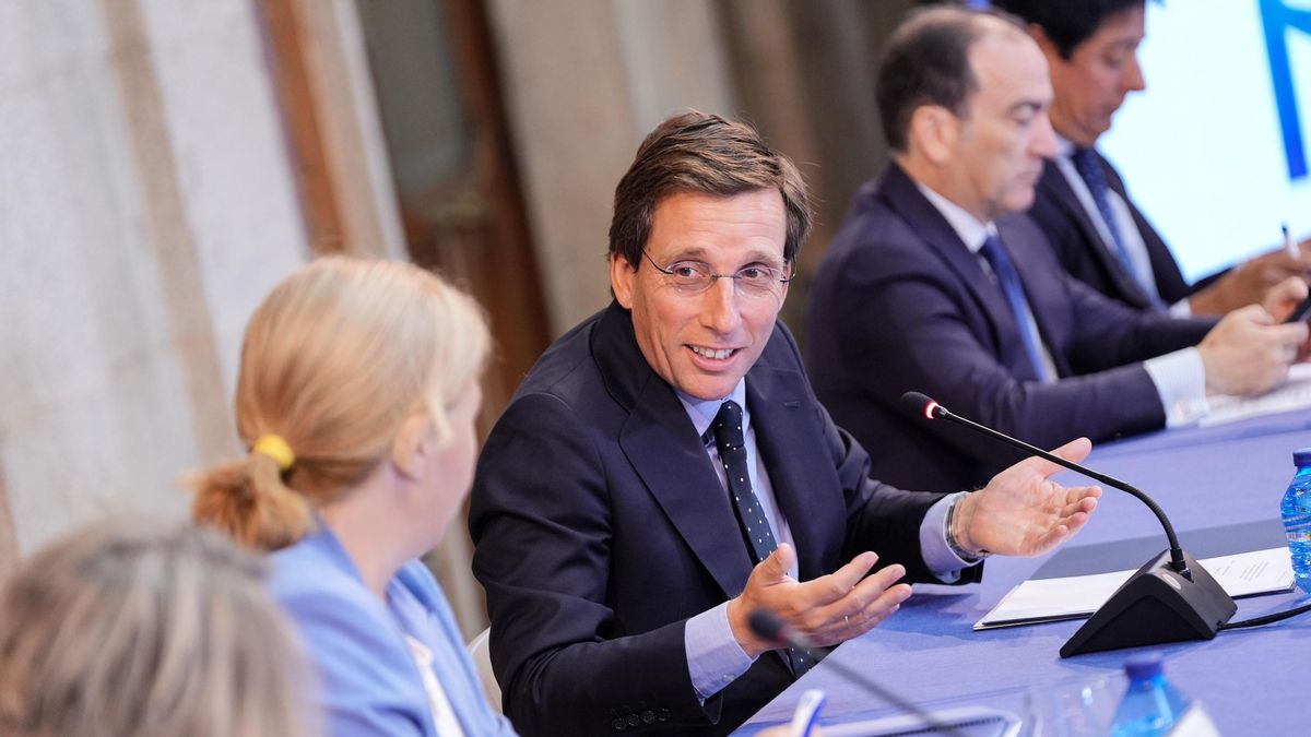 Almeida hablando con Inmaculada Sanz en la primera reunión de Gobierno después de las vacaciones