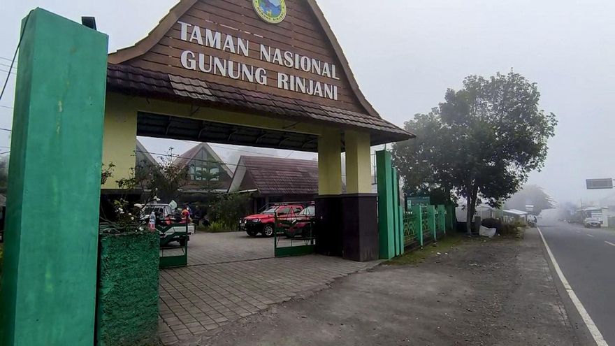 Hallan a turista brasileña que cayó por un barranco cuando escalaba un volcán en Indonesia