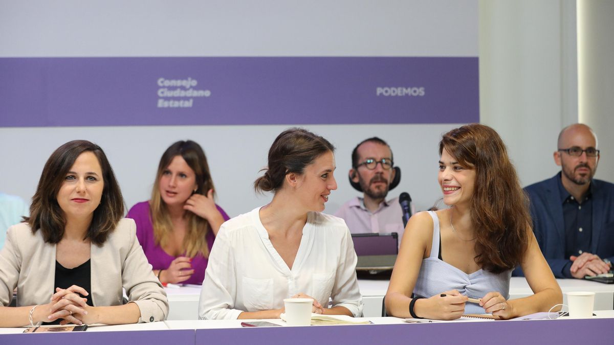 Archivo - (I-D) La ministra de Derechos Sociales y Agenda 2030, Ione Belarra; la ministra de Igualdad, Irene Montero; y la portavoz de Podemos , Isa Serra, durante la apertura del Consejo Ciudadano Estatal en la sede de Podemos, a 16 de septiembre de 2022