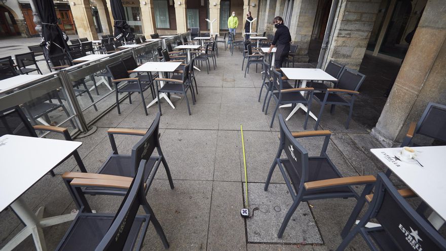 Archivo - La terraza de un bar en Pamplona.