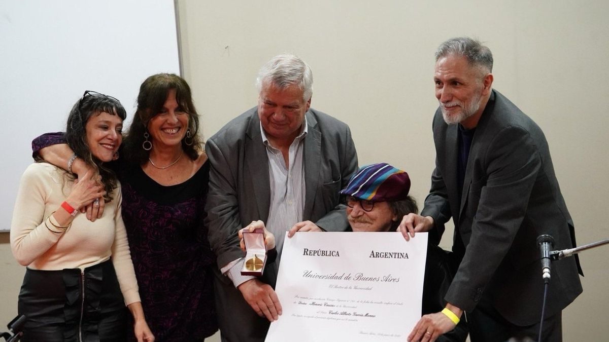 El músico con el título en sus manos