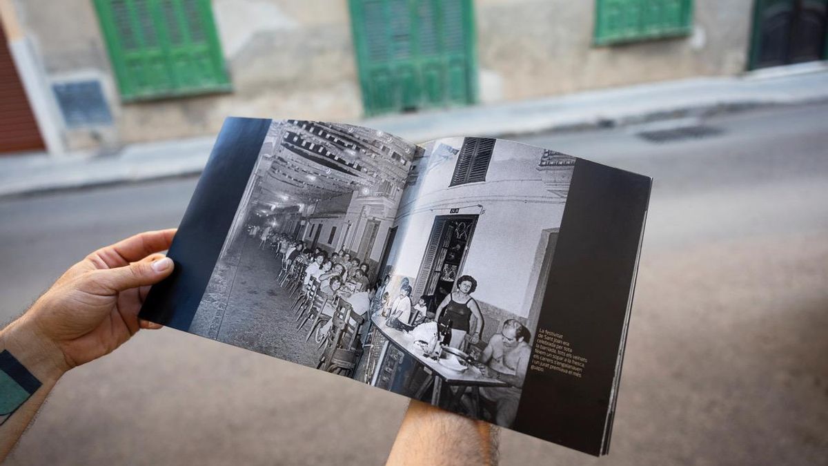 En casa de Jaume Barceló se guardan libros que muestran cómo era la vida en el barrio hace cincuenta años.